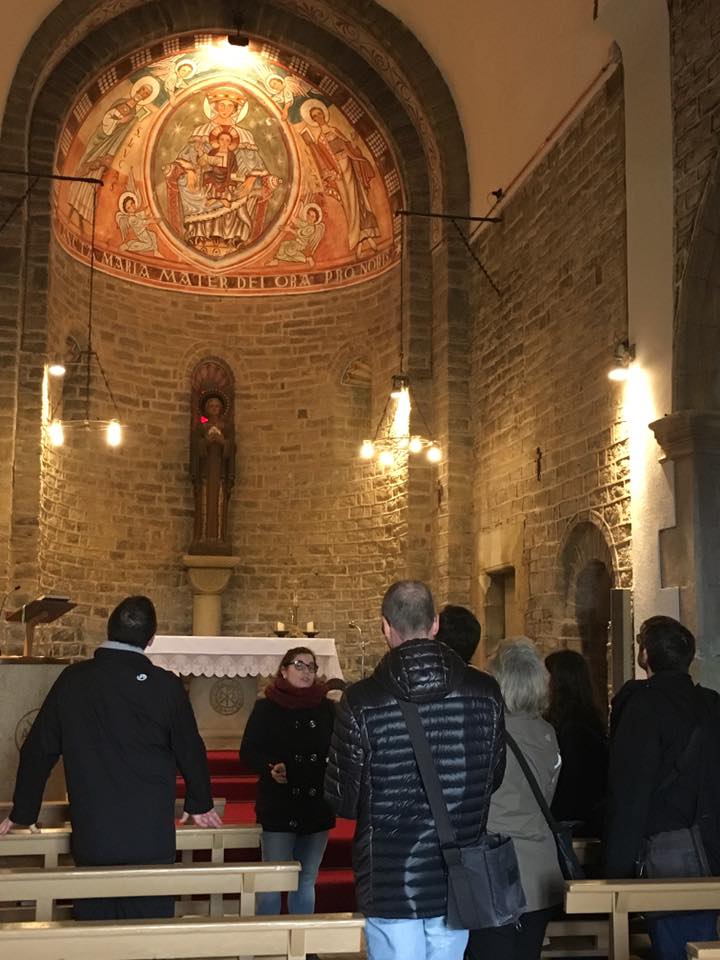 Visita guiada a l'església de Tavèrnoles. Autor: Lux Mundi, Serveis Culturals